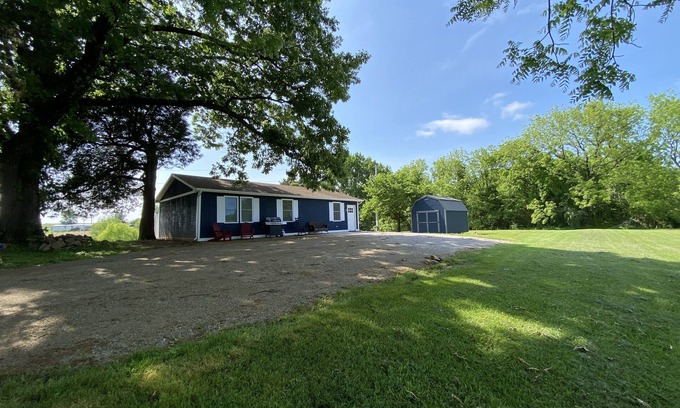 Cobden House | Wine Trail, Cozy Cabin plus hot tub