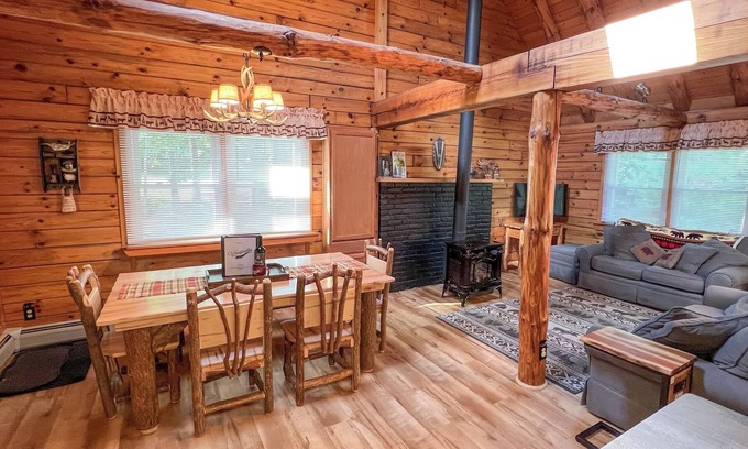 Laconia Cabin | Winnipecabin - Lovely log cabin w/water access & hot tub - close to everything!