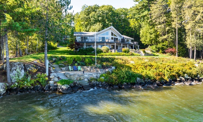 Meredith House | Winnipesaukee Waterfront Home And Guest House Sleeps 14