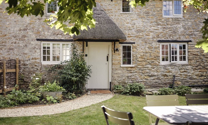 West Chinnock Cottage | Winter bolt hole: cosy, luxury thatched cottage, modern interior, total R&R!