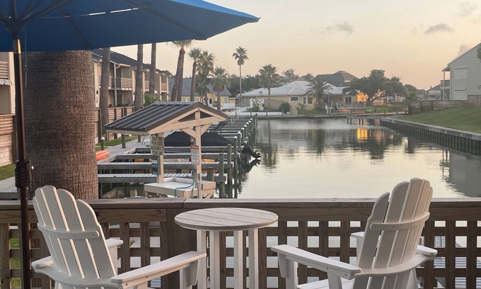 Harbor Oaks House | Winter Texans Welcome, On water & next to pool. Boat rental 5 min walk.
