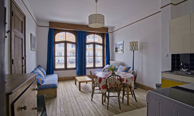 Wissant Apartment | WISSANT Apartment with sea view on a pretty Square 1900