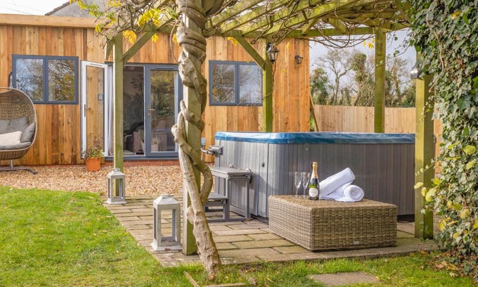 Upton Cheyney House | Wisteria View with hottub & cabin sleeps 20