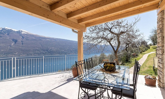 Tignale Apartment | Wisteria: with breathtaking lake view and garden