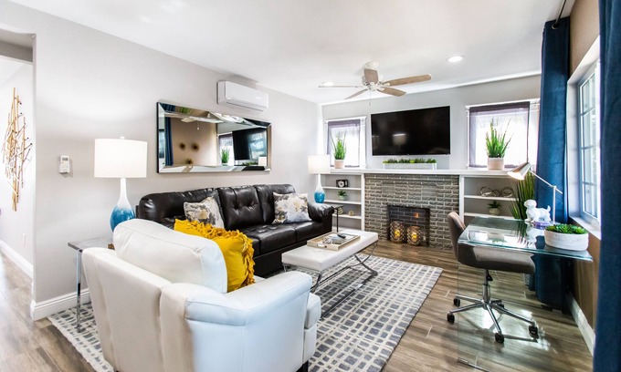 Eastside House | ★WITCHER♞⚔♛★ KING BED★ GARAGE PARKING★ WIFI★ 4K TV