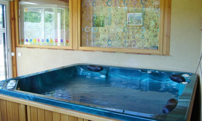 Lamonzie-Montastruc Cottage | With a golden lizard, Balneotherapy cottage in Dordogne