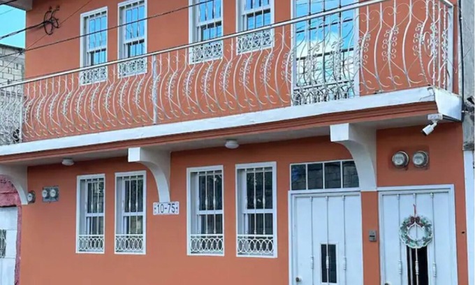 Guatemala City Apartment | With WiFi for your business contacts, Cable, Netflix, and Laundry included!