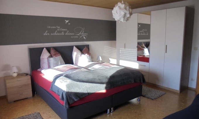 Roetz Apartment | Wohlfühl Ferienwohnung für bis zu 3 Personen mit Boxspringbett inmitten wunderbarer Natur