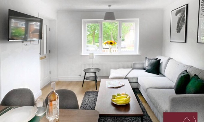Bisley House | Woking - Front Garden, Parking, Pets Welcome