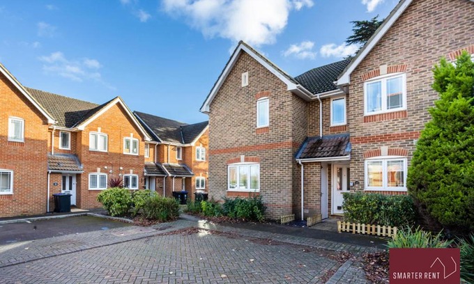 Knaphill Apartment | Woking, Knaphill - 2 Bed House - Parking & Garden
