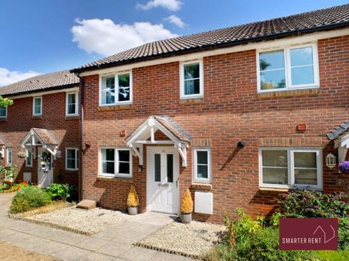 Winnersh Apartment | Wokingham - 2 Bedroom House - With Garden