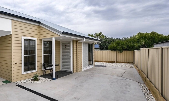 Orange East Villa | Wolaroi Villa 2, with Netflix and Disney Plus - In a Quiet Street