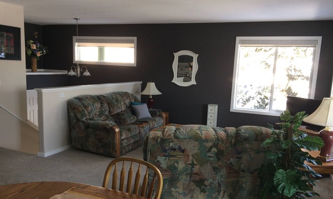 East Kootenay House | Wolf Den , a quiet and charming mountain getaway !!