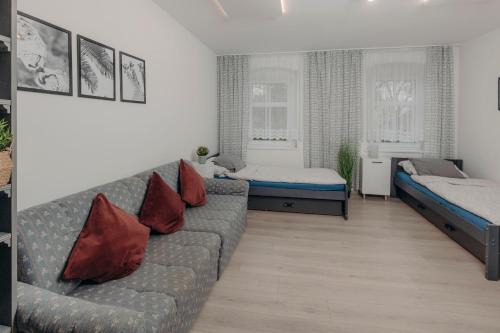 Fabryczna Apartment | WOLSKA APARTMENT 80m2 - 7 people, 3 rooms