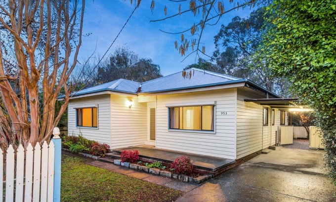 Glenroy House | Wombat Cottage * Close to CBD * WIFI * Pet Friendly