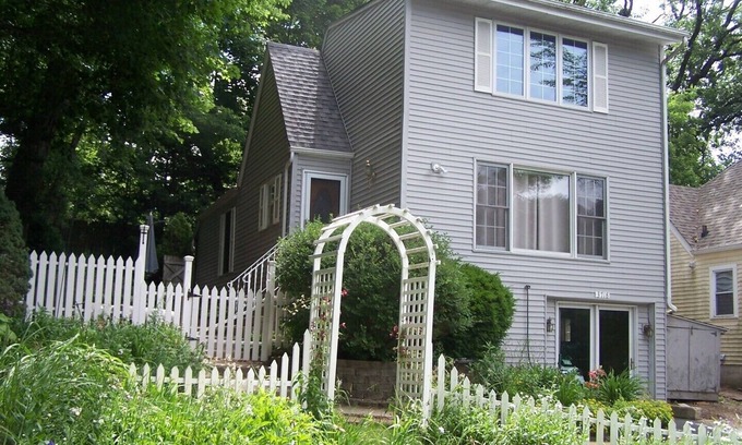 Solon Mills House | Wonder Lake Sanctuary