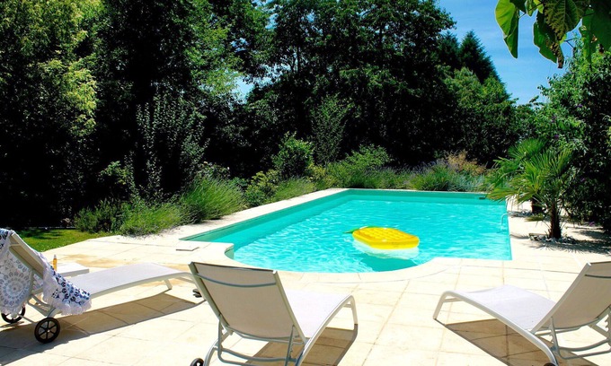 Saint-Sulpice-les-Feuilles House | Wonderful private villa with WIFI, hot tub, private pool, TV, patio, pets allowed and parking