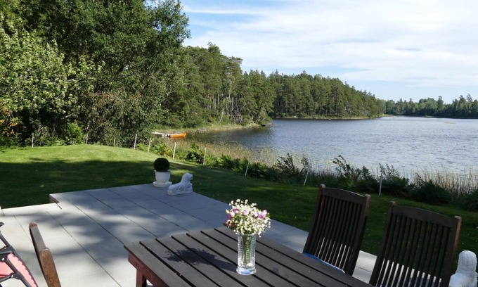 Ryd House | Wonderful holiday home directly on Lake Åsnen with boats, canoes and internet