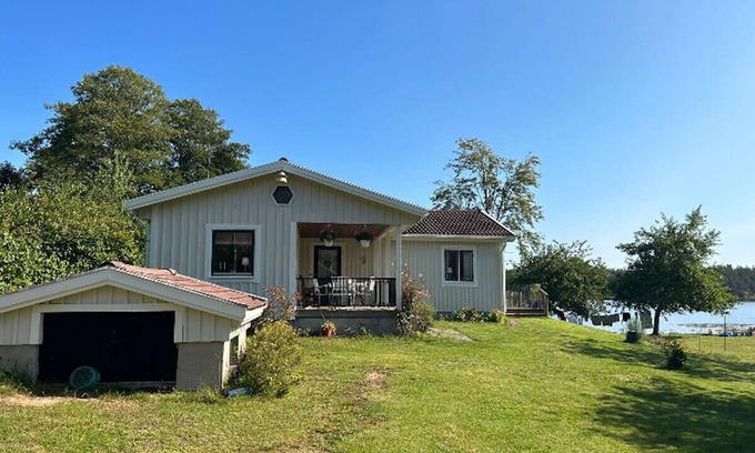 Ryd Ski Chalet | Wonderful holiday home location right on the lake in Småland