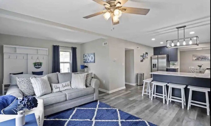Wood Dale House | Wonderful in Wood Dale, right by O’Hare airport!