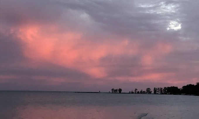 Fort Erie Cottage | Wonderful Lake Home on beach to create memories and relax. Beautiful Views