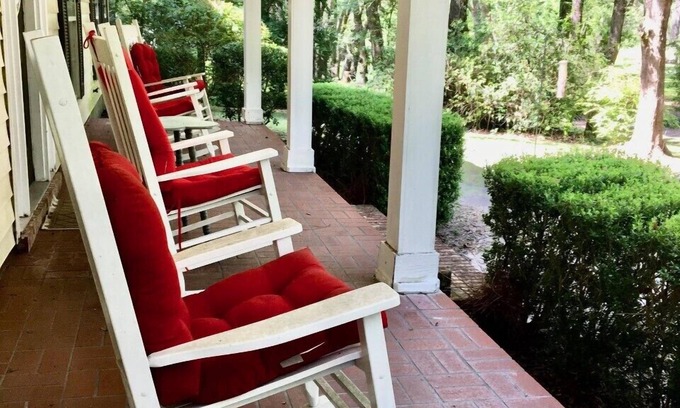 Live Oak House | Wonderful location in Suwannee County's premier neighborhood.