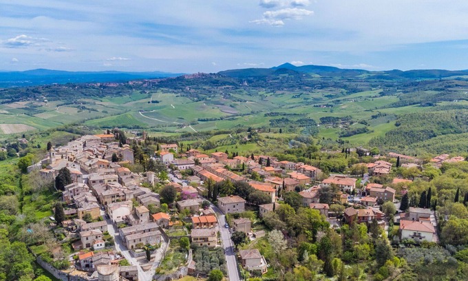 Montefollonico House | Wonderful private villa with WIFI, A/C, TV, patio, pets allowed, panoramic view and parking
