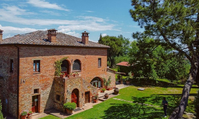 Torrita di Siena Villa | Wonderful private villa for 11 people with WIFI, private pool and TV, close to Montepulciano