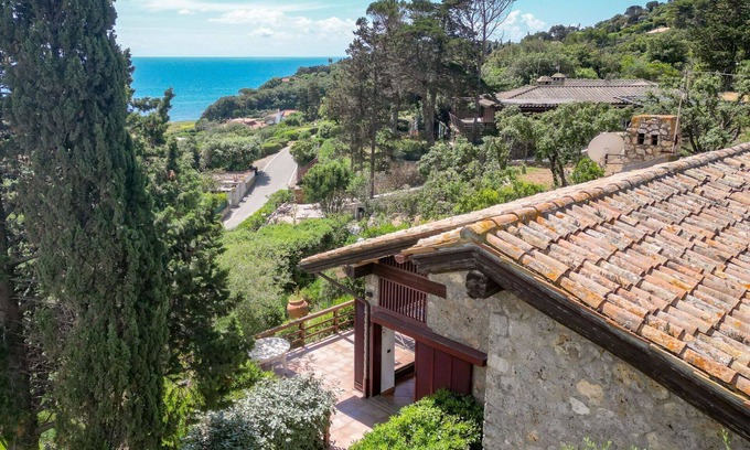 Ansedonia House | Wonderful private villa for 8 guests with WIFI, A/C, TV, patio, pets allowed and parking