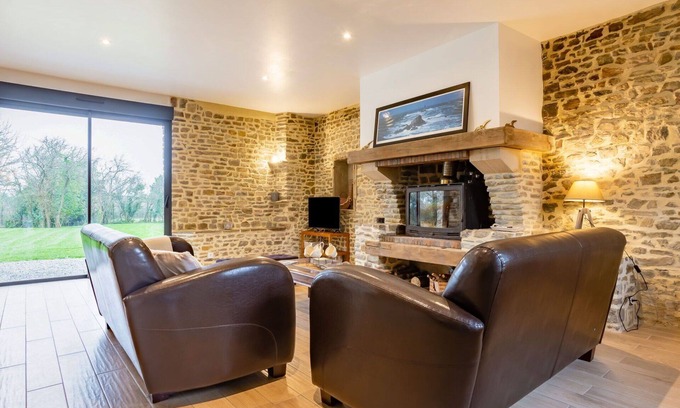 Surville House | Wonderful private villa for 4 guests with WIFI, TV, terrace, pets allowed and parking