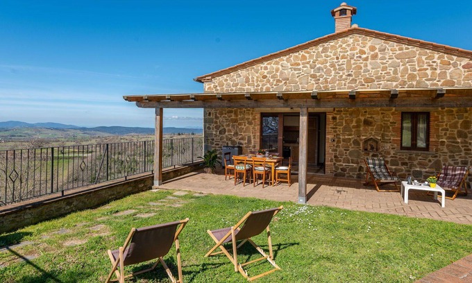 Scansano House | Wonderful private villa for 8 guests with WIFI, patio, pets allowed and panoramic view