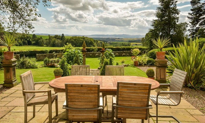 Kirriemuir Villa | Wonderful private villa for 10 people with WIFI, patio, panoramic view and parking