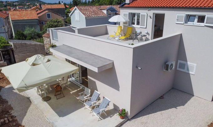 Iz House | Wonderful private villa for 6 guests with A/C, WIFI, TV, terrace, pets allowed and parking