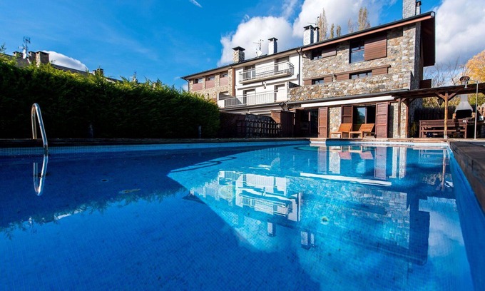 La Seu d'Urgell House | Wonderful villa for 14 people with private pool, WIFI, TV, terrace, pets allowed and parking
