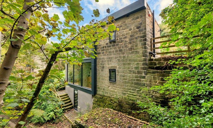 Cragg Vale House | Wonderful villa for 6 people with WIFI, TV, balcony and pets allowed