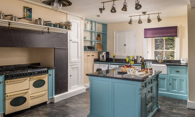 Llanrwst House | Wonderful villa for 16 people with WIFI and pets allowed
