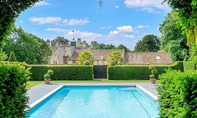 Tormarton House | Wonderful villa for 16 people with WIFI, pool and parking