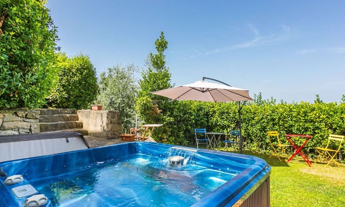 Lamole Villa | Wonderful villa for 8 people with WIFI, private pool, hot tub, TV, patio and parking