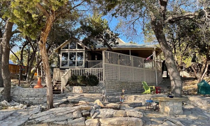 Graford House | Wonderful WATERFRONT lake house for 14 guests!