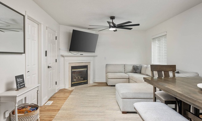 Troutdale House | Wonderfully Updated, Pet Friendly, Open Layout, Pool Table, BBQ, Next to Edgefield Golf and Concerts
