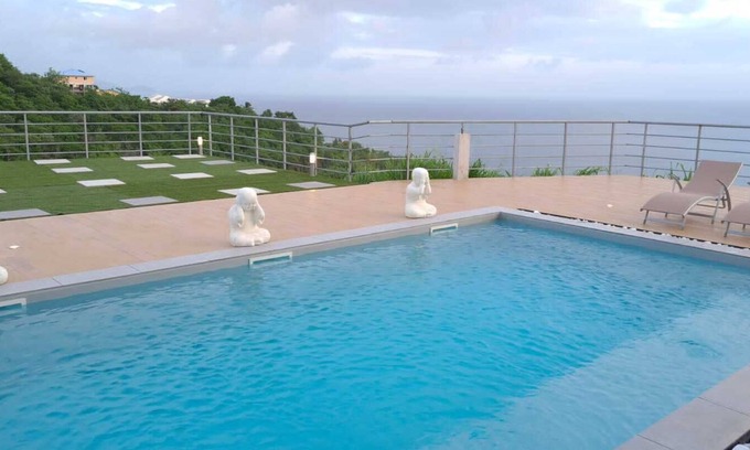 Case-Pilote Apartment | Wonm apartment with swimming pool & sea view