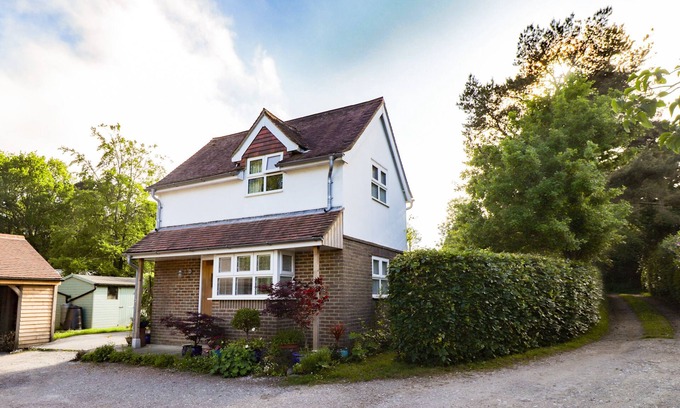 Heathfield Cottage | WOOD GLEN COTTAGE, romantic, with open fire in Rushlake Green