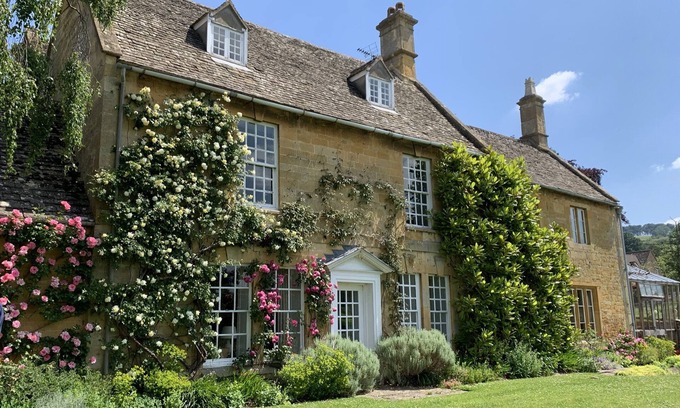 Mangotsfield House | WOOD STANWAY HOUSE, family friendly, with open fire in Toddington
