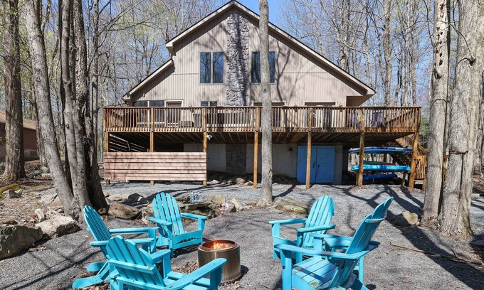 Locust Lake Village Ski Chalet | Wooded Lakeside adventure, walk to dock, 4 kid kayaks, screened porch, ping pong