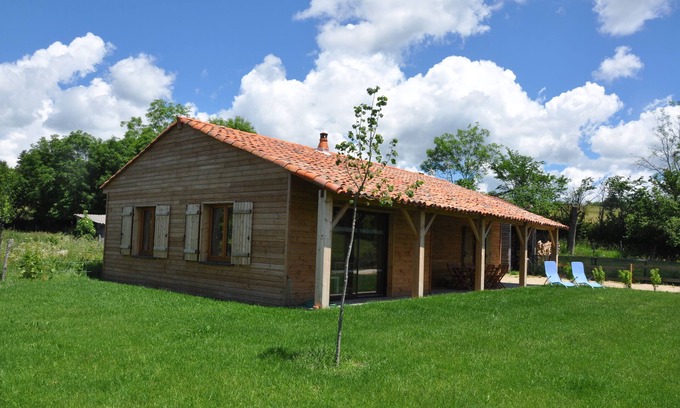 Le Malzieu-Forain Ski Chalet | Wooden chalet house on enclosed land