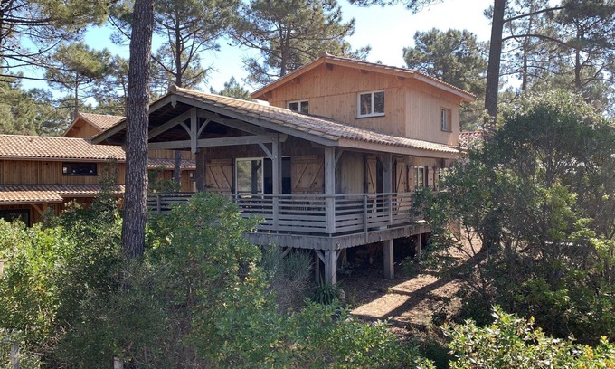 Carcans Plage House | Wooden house close to the ocean in a gated community.