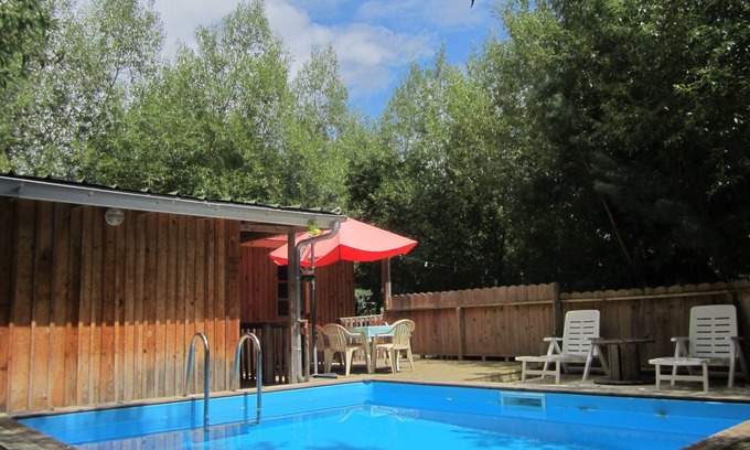 Fosses-et-Baleyssac Cabin | Wooden lodge with terrace and swimming pool in a green setting