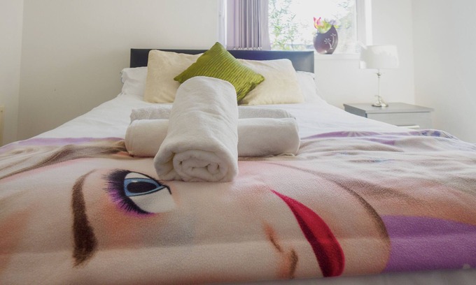 Stoke-on-Trent Apartment | WoodHus Lodge Large Double Room 3