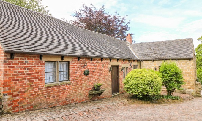 South Wingfield Cottage | WOODLAND LODGE, pet friendly, with hot tub in South Wingfield