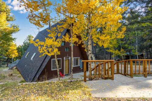 Woodland Park House | Woodland Park Scandi Cabin, Mtn Views & Hot Tub